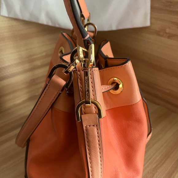 💥😍SUPER  MICHAEL KORS BUCKET DOTTIE COLOR BLOCK GRAPEFRUIT & PINK LEATHER BAG - Picture 12 of 15